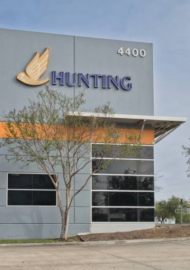 Houston, Teksas ABD 02-25-2023: Hunting Energy Services ofis binası Houston, TX. İyi işletilmiş sondaj bileşenleri üreticisi.