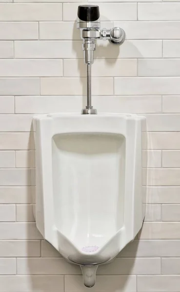 Pojedynczy Czujnik Obsługiwany Nowoczesny Pisuar Męskiej Toalecie Publicznej Czystą Białą — Zdjęcie stockowe