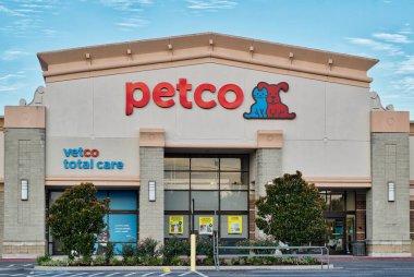 Houston, Teksas ABD 07-04-2023: Houston, TX 'teki Petco Hayvan Malzemeleri Mağazası. 1965 'te kurulmuş, Amerika' nın en büyük hayvan tedarik dükkanlarından biri..