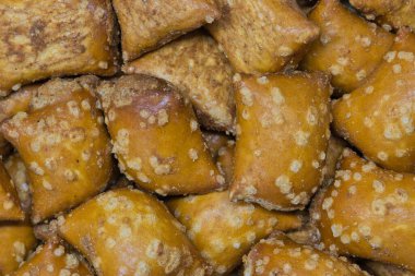Pretzel nuggets gevşek dağılmış, yakın çekim makro görüntü. Geleneksel olarak Almanya ve Fransa 'da yapılan tuzlu hamur işleri.
