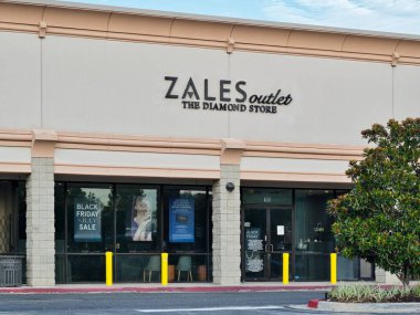 Houston, Teksas ABD 07-04-2023: Zales Outlet mağazasının dış cephesi Houston, TX. Amerikalı kuyumcu 1924 'te kuruldu..