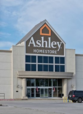 Houston, Teksas ABD 07-04-2023: Ashley Homestore binasının dış tarafı, Houston, TX. Amerikan mobilya zinciri 1997 'de kuruldu.