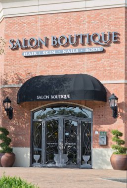 Houston, Teksas ABD 07-30-2023: Salon Butik mağaza vitrini Vintage Park Alışveriş Köyü, Houston TX. Yerel güzellik merkezi perakende mağazası.
