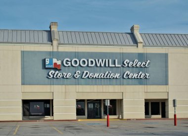 Houston, Teksas ABD 07-04-2023: Goodwill Houston, TX 'teki mağaza önü ve otoparkı seçti. 1902 'de kurulan kar amacı gütmeyen bir hayır kurumu.. 