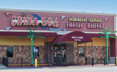 Houston, Teksas ABD 07-30-2023: Çin Denizi Hibachi Büfesi Houston, TX 'in dış cephesi. Yerel bir Çin lokantası ve açık büfesi..