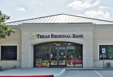 Houston, Teksas ABD 07-30-2023: Texas Bölge Bankası Houston, TX. Ön görünüm dışındaki yerel finans kurumu.