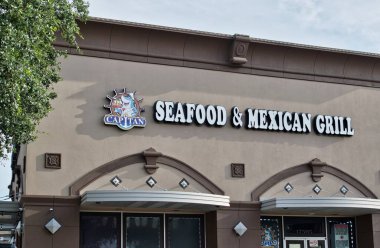 Houston, Teksas ABD 07-04-2023: El Capitan Deniz Ürünleri ve Nayarit kültür etkisine sahip Meksika restoranının dışı. Willowbrook Plaza 'daki yerel lokanta..