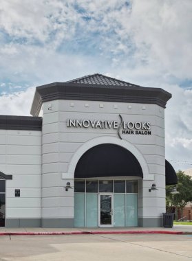 Houston, Teksas ABD 07-04-2023: Houston, TX 'in Yenilikçi Görünümlü Kuaför Dükkanı dış cephesi. Yerel kuaför dükkânı..