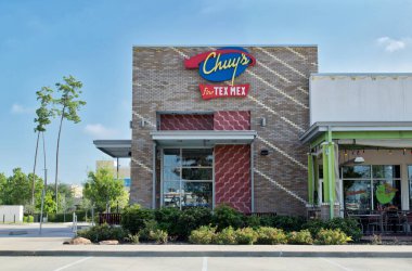 Houston, Teksas ABD 07-30-2023: Chuy 's fine Tex Mex mağazasının dış cephesi Houston, TX. Meksika restoran zinciri 1982 'de kuruldu.