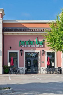 Houston, Teksas ABD 07-30-2023: Pandan Leaf çay dükkanı Vintage Park, Houston TX 'in dış cephesi. Vietnam Füzyon Yemekhanesi ve Lokantası.