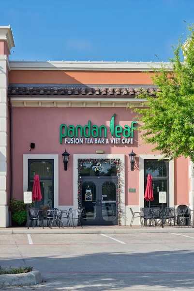 Houston, Teksas ABD 07-30-2023: Pandan Leaf çay dükkanı Vintage Park, Houston TX 'in dış cephesi. Vietnam Füzyon Yemekhanesi ve Lokantası.