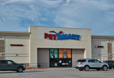 Houston, Teksas ABD 07-04-2023: PetSmart mağaza önü ve Houston, TX 'teki otopark. 1986 'da kurulan Amerikan hayvan süpermarket zinciri.