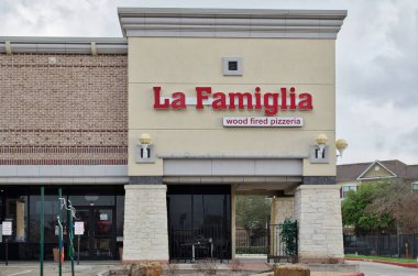 Amerika Birleşik Devletleri 02-26-2023: La Famiglia ahşabı Pizzacı dükkanının dış cephesini Humble, TX alışveriş merkezinde ateşe verdi. Pizzacı restoran..
