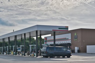 Houston, Teksas ABD 07-04-2023: 7-Eleven benzin istasyonu ve Houston, TX 'te Laredo Taco mağazası olan pompalar. Benzin pompalı Amerikan market zinciri.