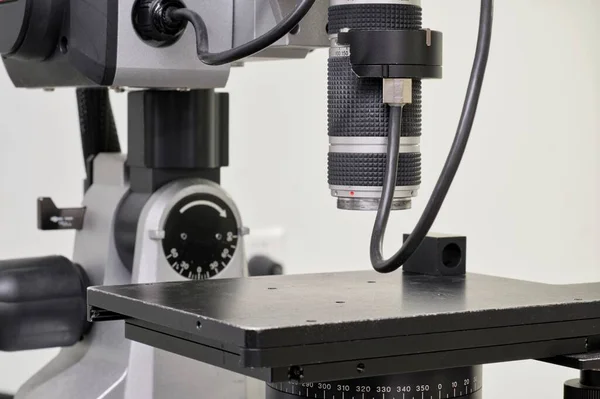 Digitalmikroskop Einem Labor Mit Selektivem Fokus Auf Die Linse Isolierte — Stockfoto