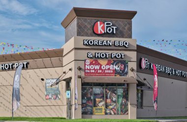 Houston, Teksas ABD 07-04-2023: KPOT Kore BBBQ ve Hot Pot mağaza önü Houston, TX. Ulusal Kore mutfağı restoran zinciri.