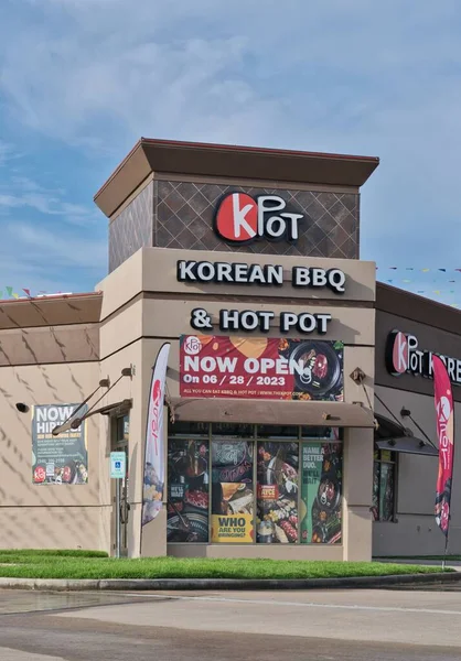 Houston, Teksas ABD 07-04-2023: KPOT Kore BBBQ ve Hot Pot mağaza önü Houston, TX. Ulusal Kore mutfağı restoran zinciri.