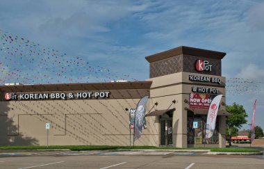 Houston, Teksas ABD 07-04-2023: KPOT Kore BBBQ ve Hot Pot mağaza önü Houston, TX. Ulusal Kore mutfağı restoran zinciri.