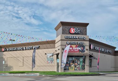 Houston, Teksas ABD 07-04-2023: KPOT Kore BBBQ ve Hot Pot mağaza önü Houston, TX. Ulusal Kore mutfağı restoran zinciri.