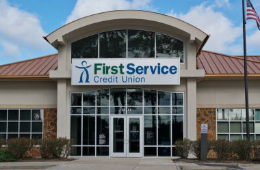 Houston, Teksas ABD 09-24-2023: First Service Credit Union binası Houston, TX 'te. Ön görünüm dışındaki yerel finans kurumu.