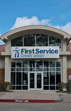 Houston, Teksas ABD 09-24-2023: First Service Credit Union binası Houston, TX 'te. Ön görünüm dışındaki yerel finans kurumu.
