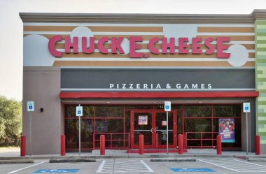 Houston, Teksas ABD 07-30-2023: Chuck E. Cheese mağaza önü Houston, TX. Amerikan restoranı ve eğlence merkezi zinciri çocukların doğum günü partileriyle ünlüdür..
