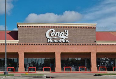 Houston, Teksas ABD 09-24-2023: Conn 's Home Plus binasının dış cephesi Houston, TX. Ev eşyaları perakende zinciri Texas 1934 'te kuruldu..