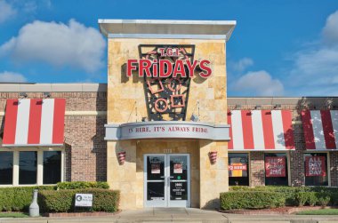 Houston, Teksas ABD 09-24-2023: TGI Friday 'in Houston, TX' teki restoran vitrini. Amerikan gündelik yemek serisi 1965 'te kuruldu..
