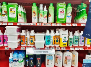 Houston, Teksas ABD 09-10-2021: Bir evcil hayvan dükkanında çeşitli köpek şampuanı ürünleri ve tedavileri fiyatlarıyla sergileniyor.