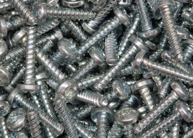 Altı loplu metal Torx vidaları gevşemiş. Çalışma araçları ve donanım aksesuarları, doğrudan görünümün üzerinde.