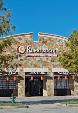 Houston, Teksas ABD 09-24-2023: Houston, TX 'te Kumo Sushi iş mağazasının dış cephesi. Yerel Japon Füzyon Lokantası.