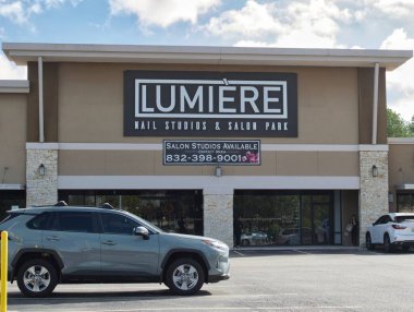 Houston, Teksas ABD 09-24-2023: Lumiere Manikür Stüdyoları ve Houston, TX 'teki kuaför salonu vitrini. Lüks kaplıca ve manikür salonu yerel işletmeleri.