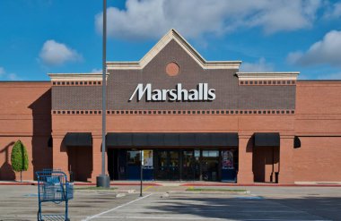 Houston, Teksas ABD 09-24-2023: Marshalls iş mağazasının dış cephesi ve Houston, TX 'teki park yeri. Amerikan indirim mağaza zinciri.