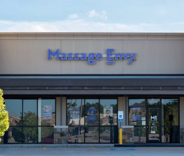 Houston, Teksas ABD 09-24-2023: Houston, TX 'teki Massage Envy mağazasının dış cephesi. Amerikan masajı ve cilt bakımı işi.