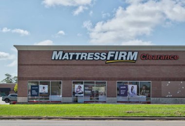 Houston, Teksas ABD 07-30-2023: Houston, TX 'teki Yatak Firması Clearance mağaza önü. 1986 'da kurulan Amerikan yatak mağazası zinciri.