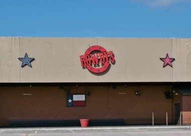 Spring, Texas USA 07-30-2023: Rowdys Dans Salonu 'nun dış cephesi, TX. Canlı müzik mekanı ve bar.