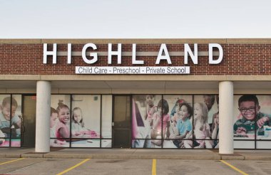 Houston, Teksas ABD 12-10-2023: Highland anaokulu ve çocuk bakımı mağazası. Anaokulu eğitimi için özel eğitim.