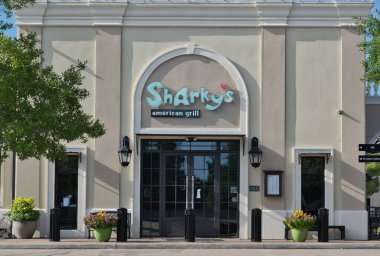 Houston, Teksas ABD 07-30-2023: Sharky 's American Grill' in Vintage Park, Houston, TX 'teki dış cephesi. Yerel günlük deniz ürünleri lokantası..