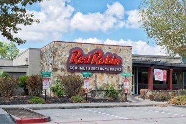Houston, Teksas ABD 09-24-2023: Red Robin binası Houston, TX 'in dış tarafında. Amerikan fast food restoranı 1969 'da kuruldu..