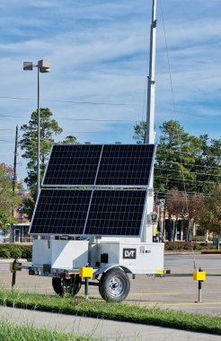 Houston, Teksas ABD 09-24-2023: Ticari bir açık hava otoparkında güneş enerjili güvenlik kameraları. Lot Aynasızları adlı uzaktan izleme sistemi..