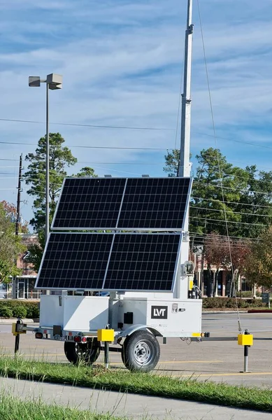 Houston, Teksas ABD 09-24-2023: Ticari bir açık hava otoparkında güneş enerjili güvenlik kameraları. Lot Aynasızları adlı uzaktan izleme sistemi..