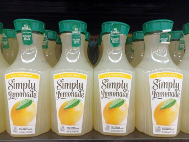 Houston, Teksas ABD 01-06-2022: Houston, TX 'te bir süpermarket rafında bulunan limonata meyve suyu şişeleri.