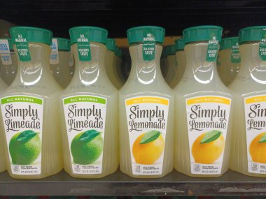 Houston, Teksas ABD 01-06-2022: Houston, TX 'teki bir süpermarketin rafında bulunan limonata ve limon suyu şişeleri.