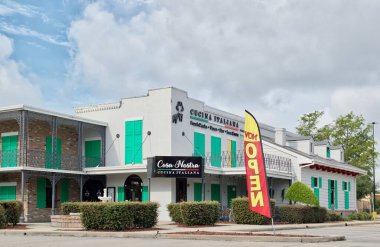Houston, Teksas ABD 07-04-2023: Cosa Nostra Cucina Italiana mağaza önü Vintage Park Houston, TX. Aile yemeği İtalyan Lokantası.