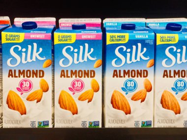 Houston, Teksas ABD 01-06-2022: İpek Badem Sütü kutuları bir süpermarket rafında sergilenmektedir. Fındık aromalı ve laktozsuz bitkisel süt yerine laktoza duyarlı insanlar kullanılır..