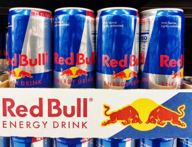 Houston, Teksas ABD 01-06-2022: Red Bull kutuları bir süpermarket rafında sergilenmektedir. Popüler Küresel Enerji İçeceği Markası ve yüksek kafein içerikli uyarıcı.