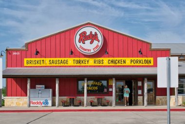 Houston, Teksas ABD 04-07-2024: Rudy 's Country Store ve Bar-B-Q restoran mağazası dış müşteri çıkışı, Reddy Ice dondurucusu Houston TX USA.