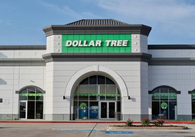 Houston, Teksas ABD 04-07-2024: Dolar Ağacı iş mağazası dış cephe, otopark perakende şirketi, Houston TX USA.