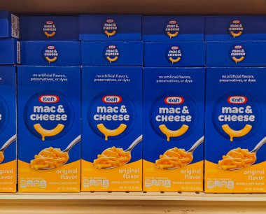 Houston, Teksas ABD 03-03-2024: Kraft Mac ve peynirli makarna kutuları süpermarket rafında.