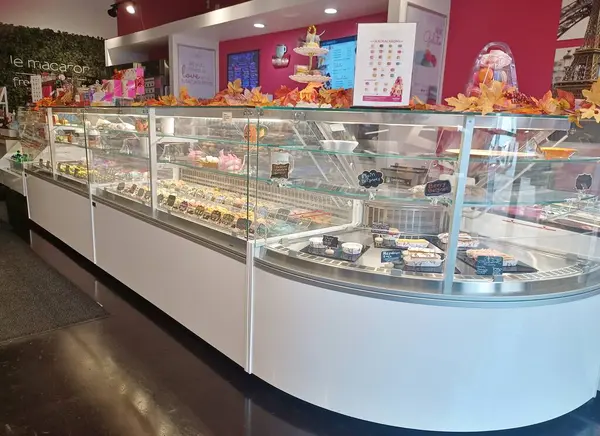 Houston, Teksas ABD 11-16-2023: Le Macaron Fransız pastanesi iç mekan tatlıları tezgahı butik pastanesi.